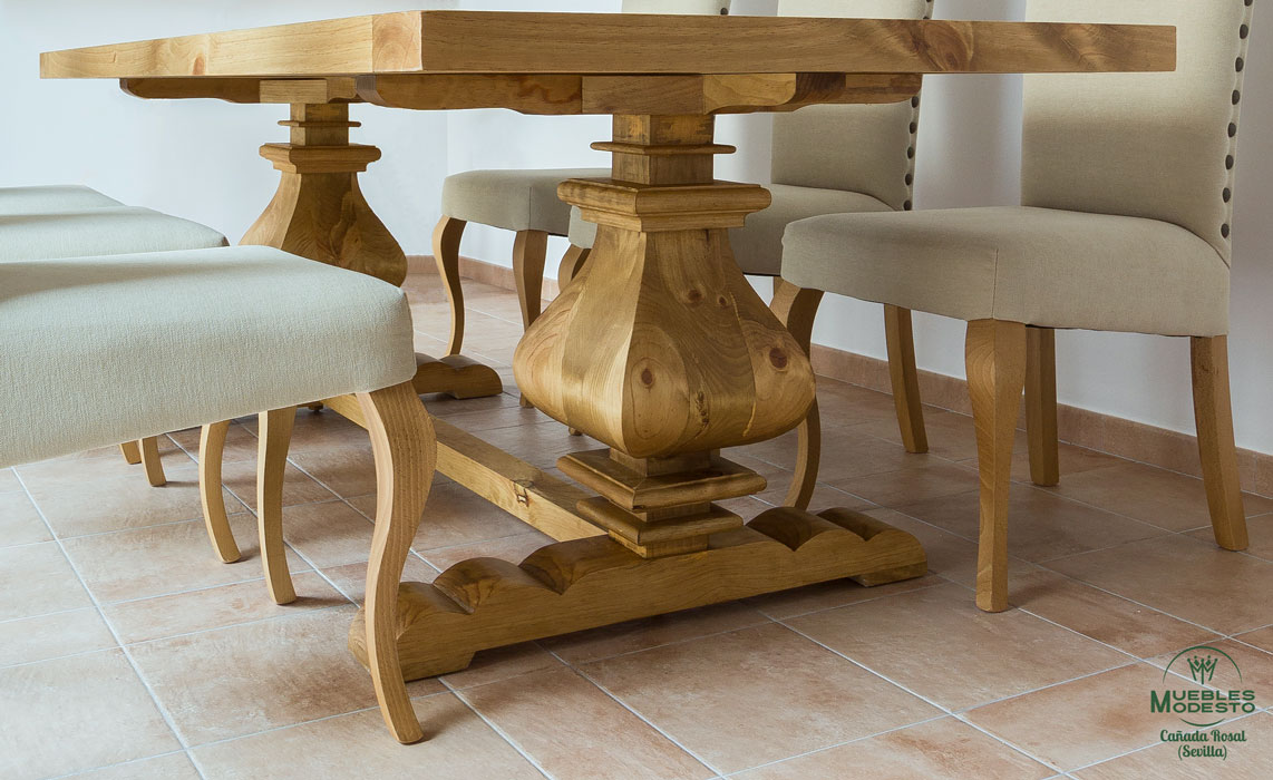 Mesas de madera maciza rústicas.
